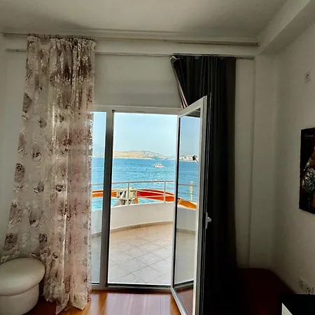 Apartment Red Infinity Seaview