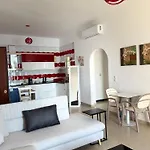Red Infinity Seaview * ساراندا